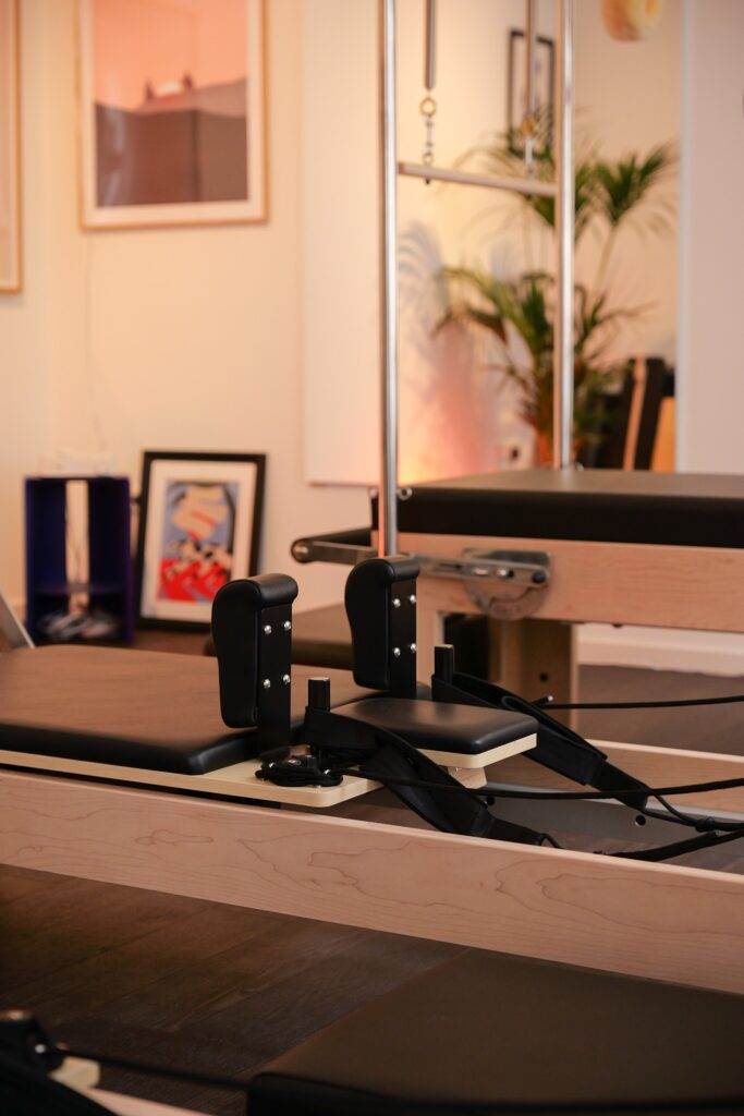 Helles Dopamina Pilates Studio in Leipzig mit freien Reformer-Geräten.