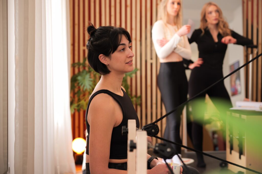 Gemeinsames Training in einer kleinen Reformer-Pilates-Gruppe in Leipzig.