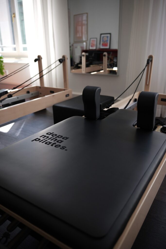 Helles Dopamina Pilates Studio in Leipzig mit freien Reformer-Geräten.