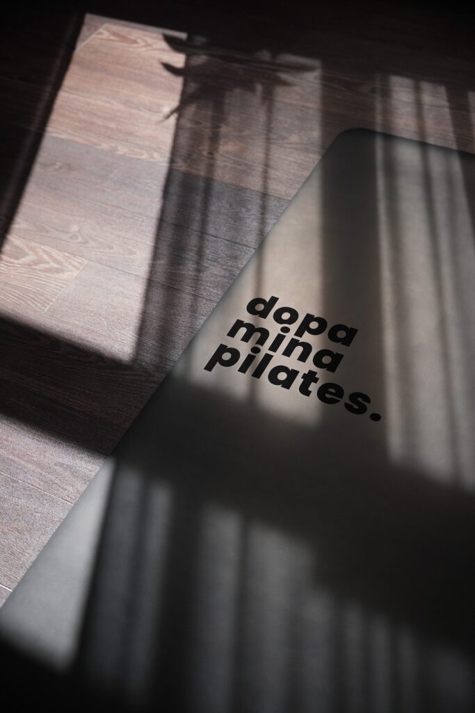 Helles Dopamina Pilates Studio in Leipzig mit freien Reformer-Geräten.